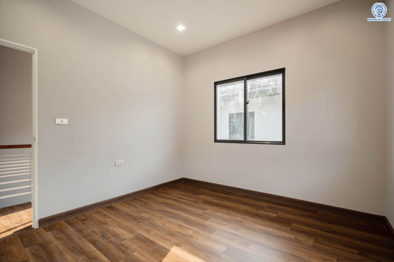 บ้านมือสองตกแต่งใหม่ จากแบรนด์ Sansiri โครงการ เศรษฐสิริ ชัยพฤกษ์-แจ้งวัฒนะ เนื้อที่ 53.3 ตร.ว. ฟังก์ชัน 3 ห้องนอน 3 ห้องน้ำ จอดรถได้ 2 คัน พร้อม Facilities ครบครัน! บนทำเลโซนเมือง เชื่อมต่อทุกการเดินทาง ใกล้เซ็นทรัลแจ้งวัฒนะ, เมืองทองธานี, ทางด่วน "ศรีรัช" และรถไฟฟ้าสายสีชมพู "สถานีปากเกร็ด"...